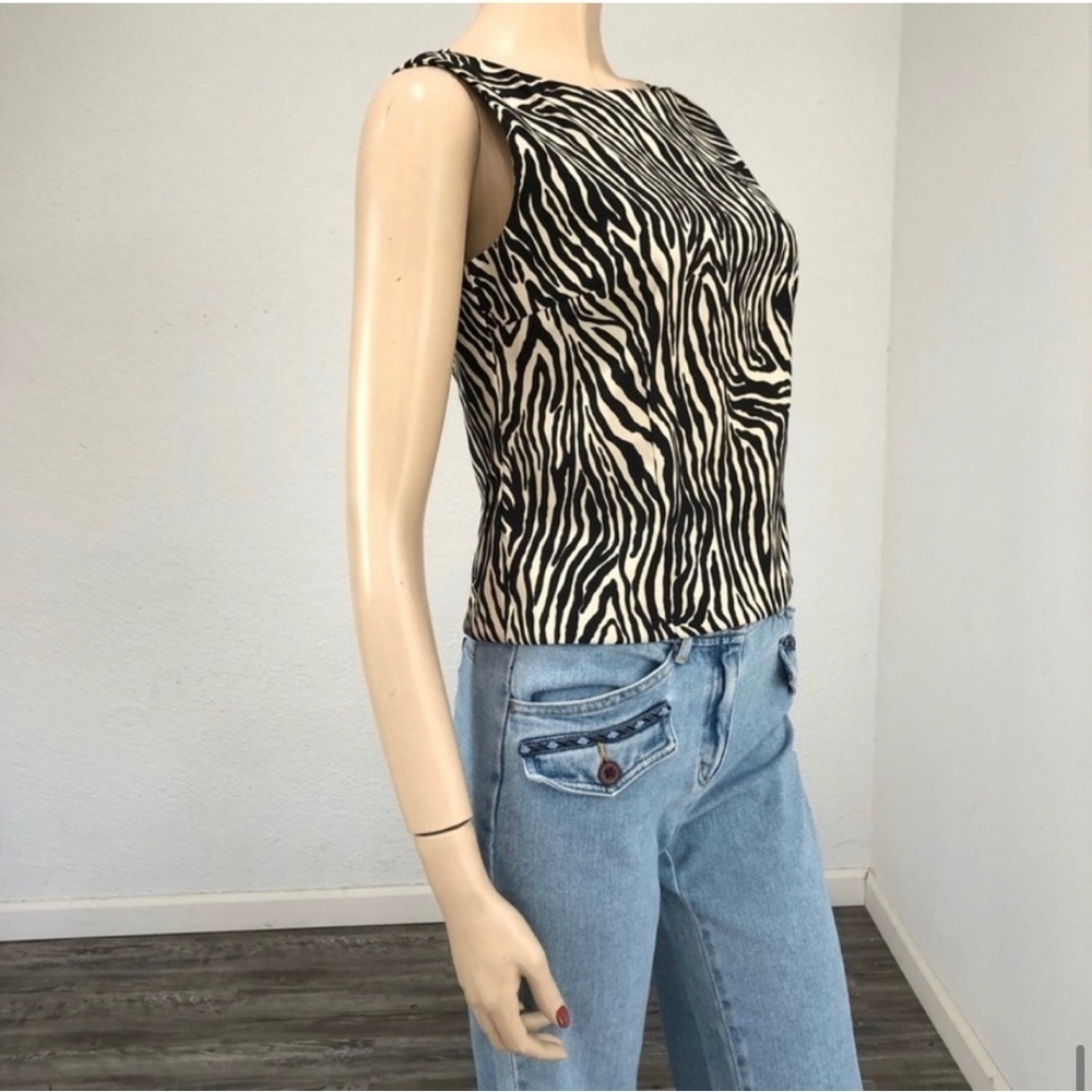T & Company zebra sleeveless button on back blouse - Picture 12 of 13